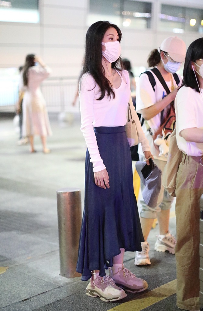 张碧晨穿白上衣配褶皱长裙秀好身材 长发飘飘温柔优雅