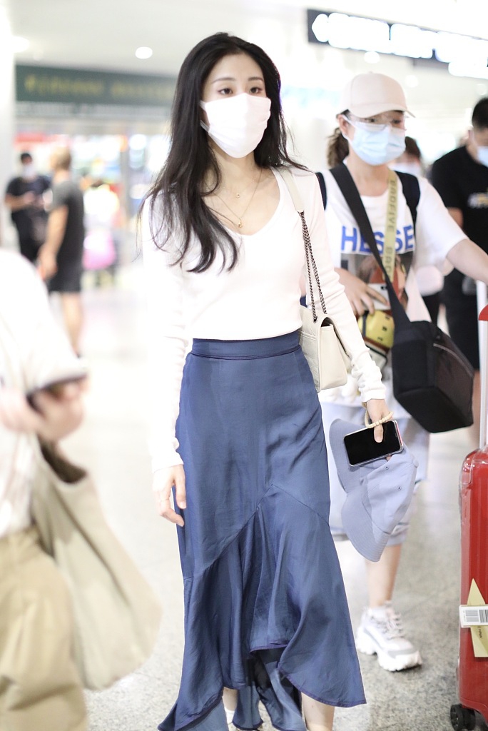 张碧晨穿白上衣配褶皱长裙秀好身材 长发飘飘温柔优雅