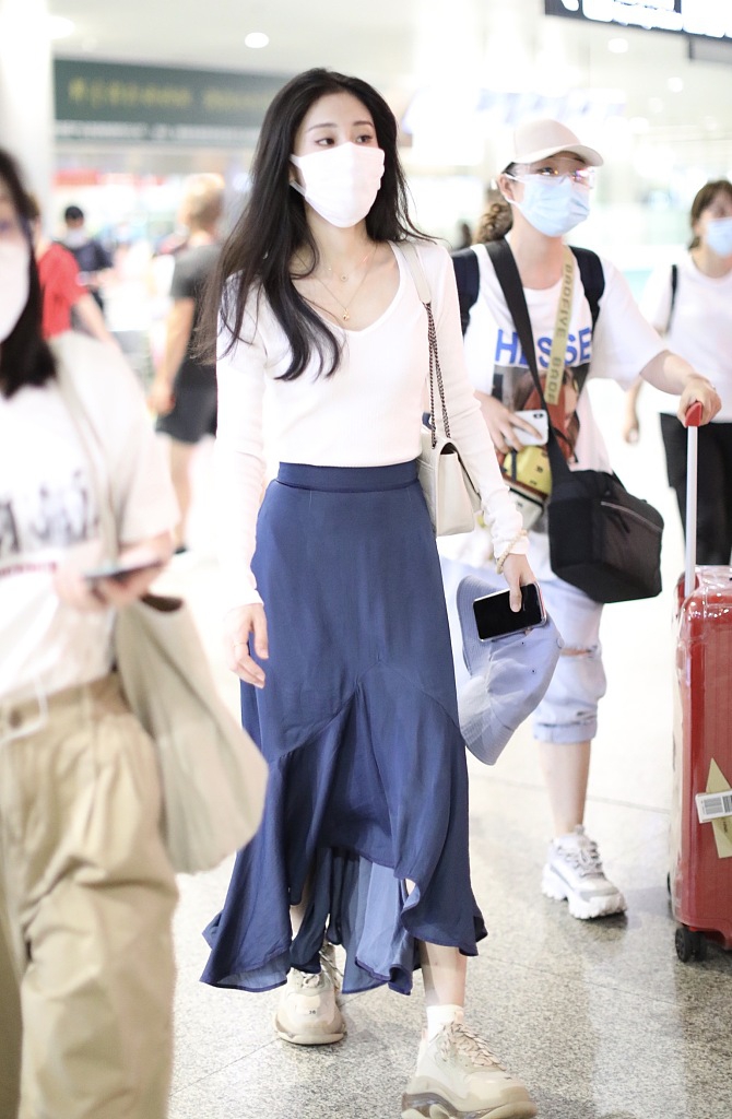 张碧晨穿白上衣配褶皱长裙秀好身材 长发飘飘温柔优雅