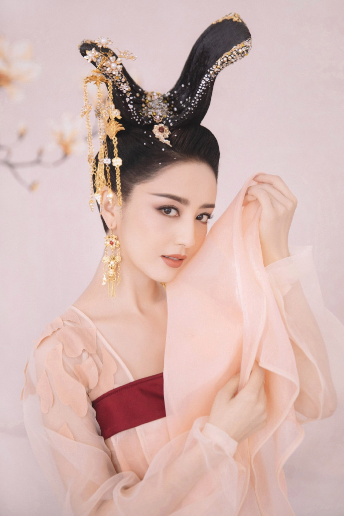 佟丽娅穿金色古装优雅高贵 对镜浅笑尽显女神风韵