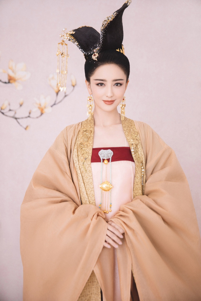 佟丽娅穿金色古装优雅高贵 对镜浅笑尽显女神风韵