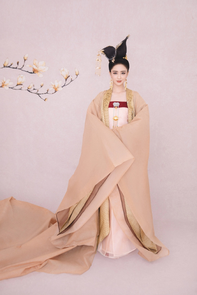 佟丽娅穿金色古装优雅高贵 对镜浅笑尽显女神风韵