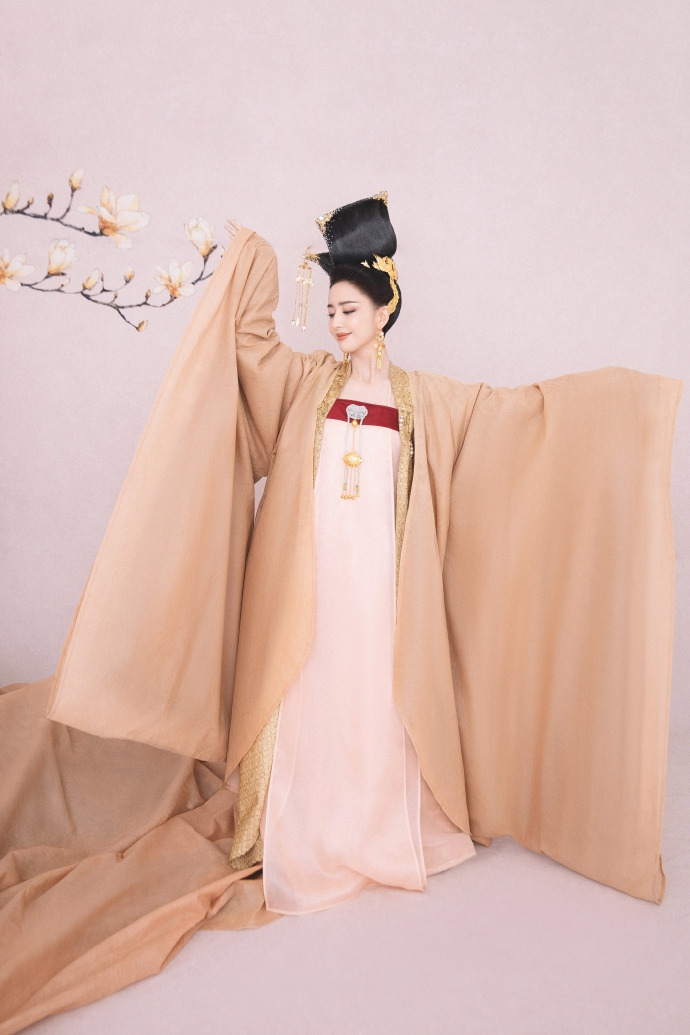 佟丽娅穿金色古装优雅高贵 对镜浅笑尽显女神风韵