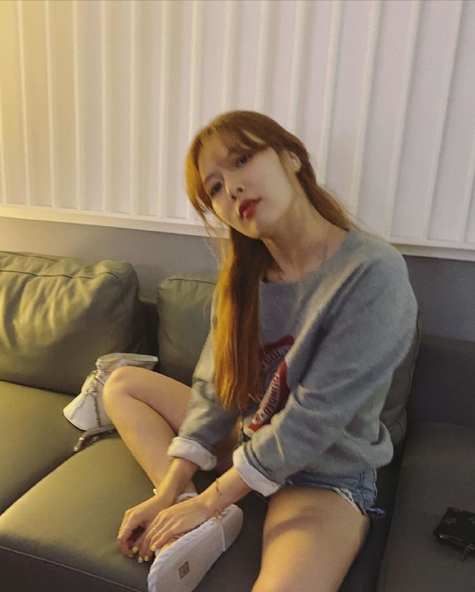 泫雅穿灰色卫衣配热裤秀美腿 花式摆pose眼神撩人