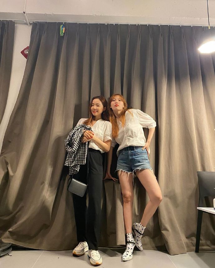 泫雅穿灰色卫衣配热裤秀美腿 花式摆pose眼神撩人