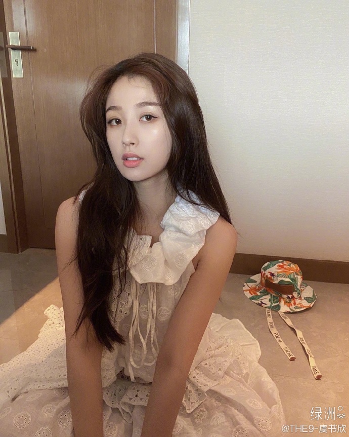 虞书欣穿公主领连衣裙清新甜美 戴渔夫帽摆俏皮pose