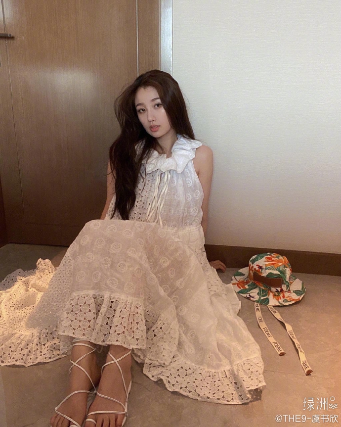 虞书欣穿公主领连衣裙清新甜美 戴渔夫帽摆俏皮pose