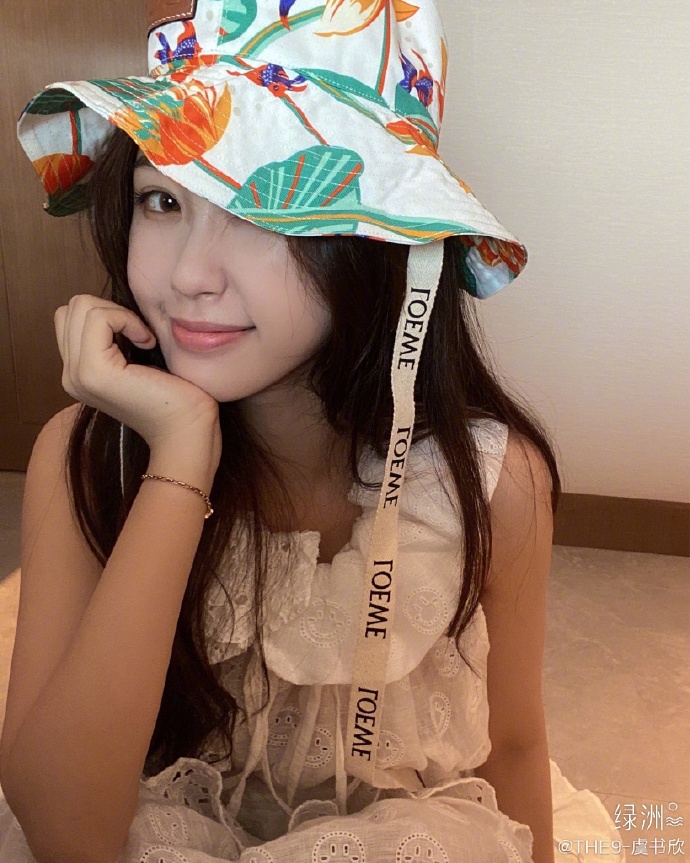 虞书欣穿公主领连衣裙清新甜美 戴渔夫帽摆俏皮pose