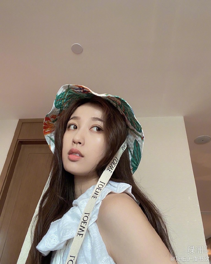 虞书欣穿公主领连衣裙清新甜美 戴渔夫帽摆俏皮pose