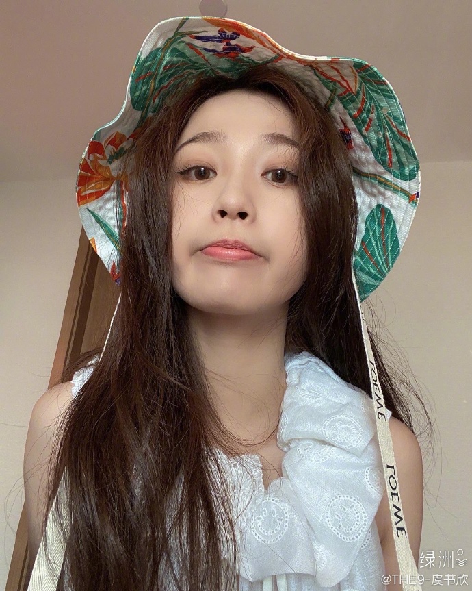 虞书欣穿公主领连衣裙清新甜美 戴渔夫帽摆俏皮pose