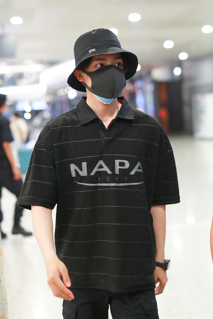 侯明昊全黑look潮酷有范 戴渔夫帽口罩难掩帅气眉眼