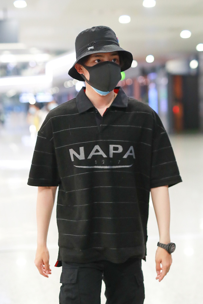 侯明昊全黑look潮酷有范 戴渔夫帽口罩难掩帅气眉眼