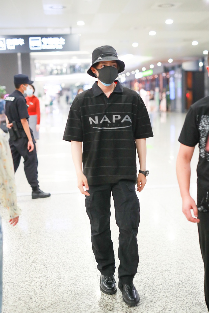 侯明昊全黑look潮酷有范 戴渔夫帽口罩难掩帅气眉眼