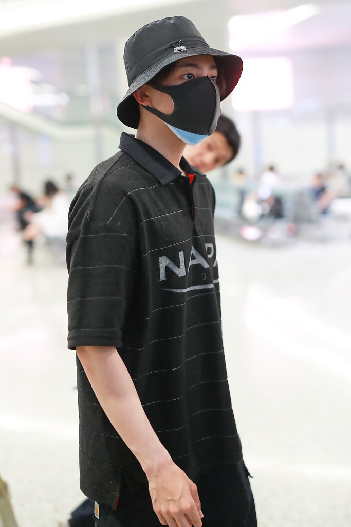 侯明昊全黑look潮酷有范 戴渔夫帽口罩难掩帅气眉眼