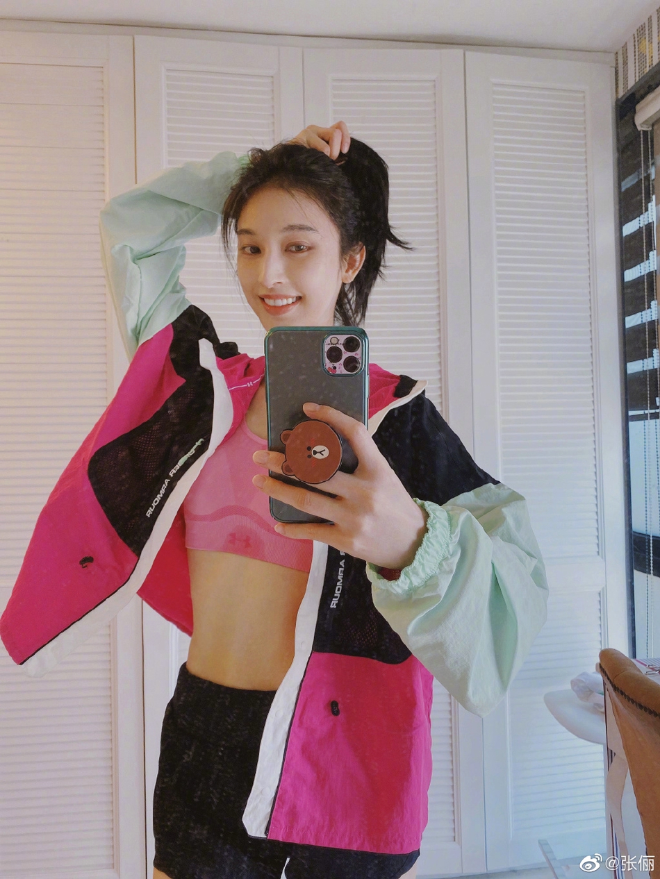 张俪晒运动风自拍帅气不失甜美 秀腹肌长腿尽显好身材