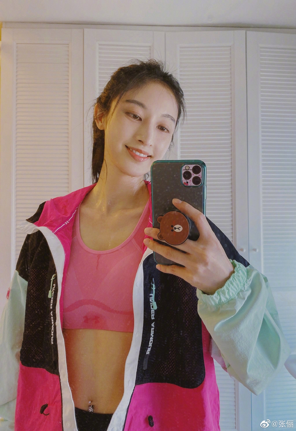张俪晒运动风自拍帅气不失甜美 秀腹肌长腿尽显好身材