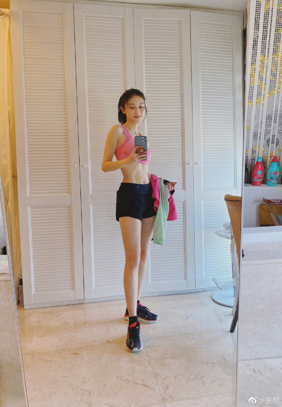 张俪晒运动风自拍帅气不失甜美 秀腹肌长腿尽显好身材