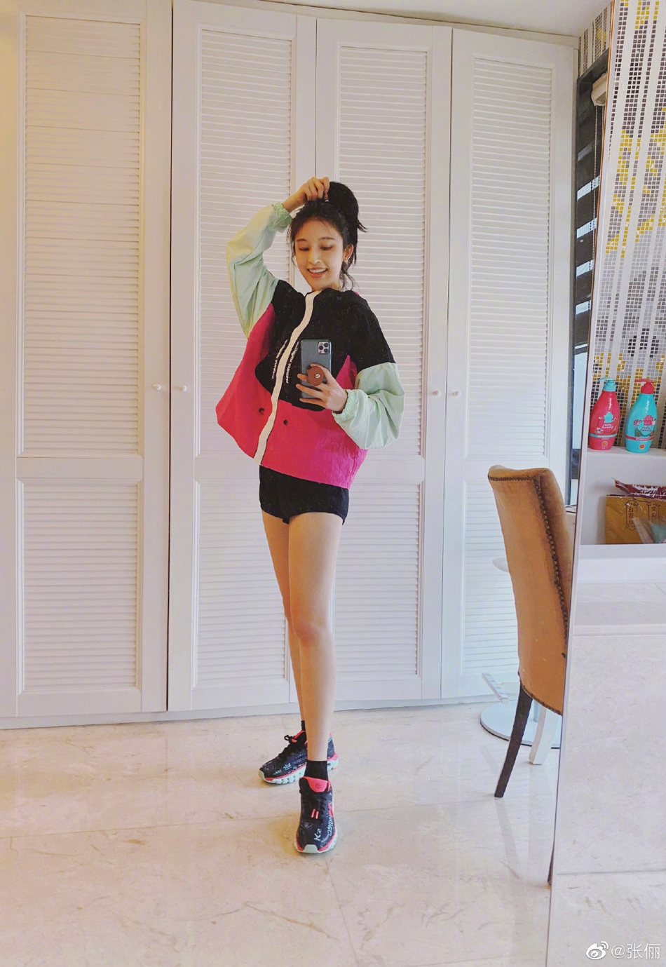 张俪晒运动风自拍帅气不失甜美 秀腹肌长腿尽显好身材