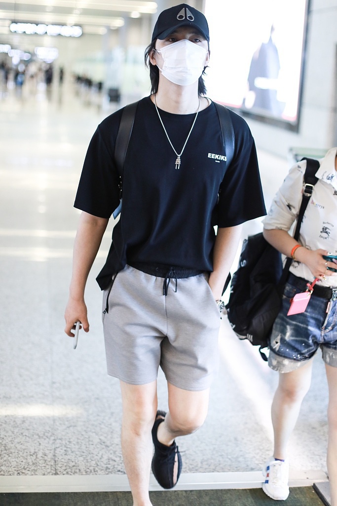 阿云嘎穿黑T配短裤秀优越身材比例 戴“插头”项链别致有范