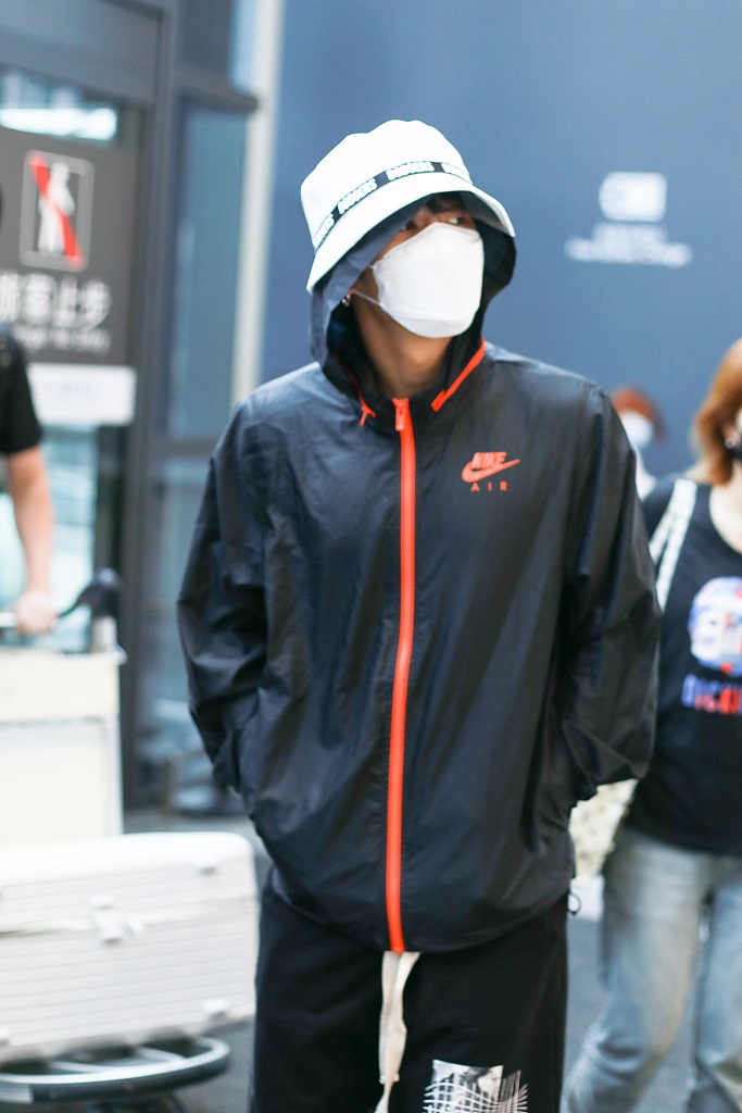 李汶翰戴双层帽子玩另类时尚 装扮休闲插兜走帅气有型