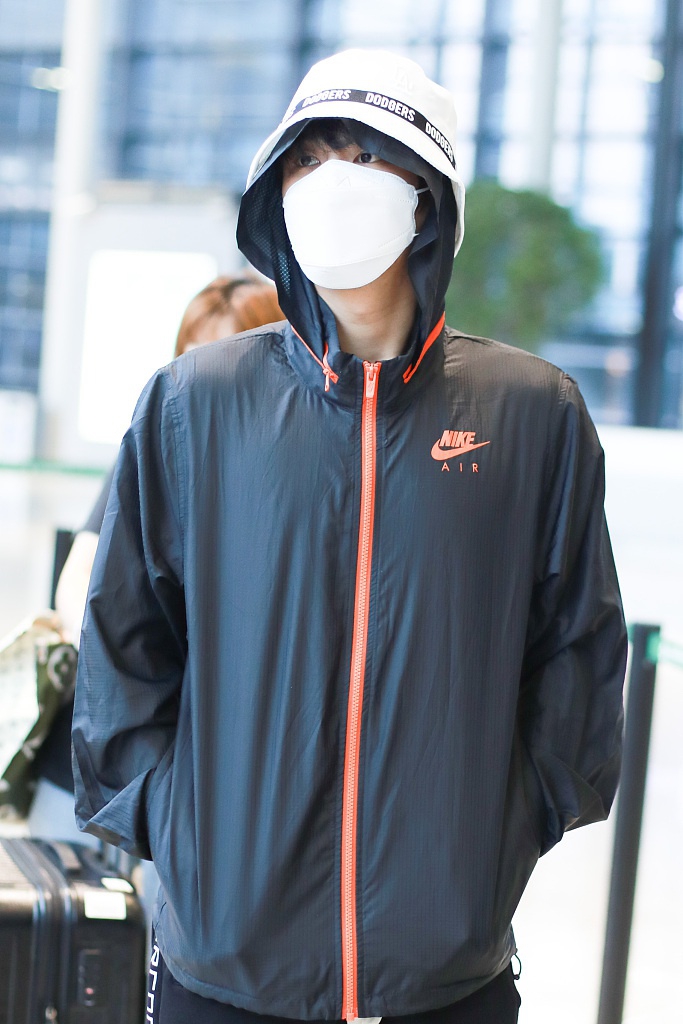 李汶翰戴双层帽子玩另类时尚 装扮休闲插兜走帅气有型