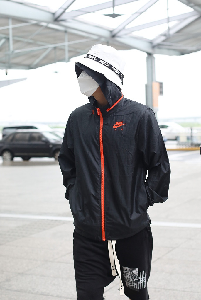 李汶翰戴双层帽子玩另类时尚 装扮休闲插兜走帅气有型