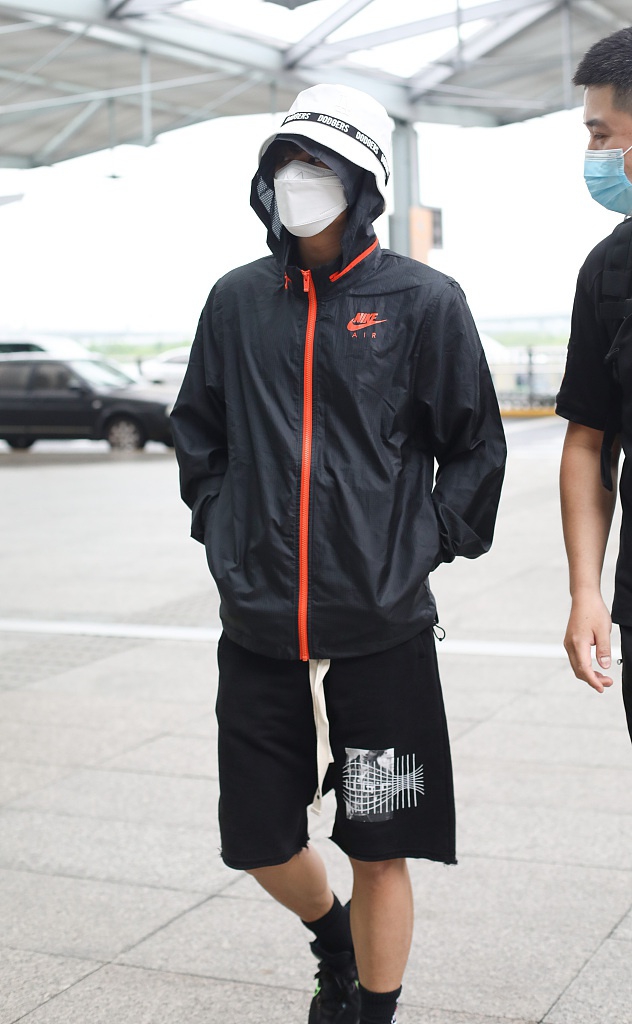 李汶翰戴双层帽子玩另类时尚 装扮休闲插兜走帅气有型