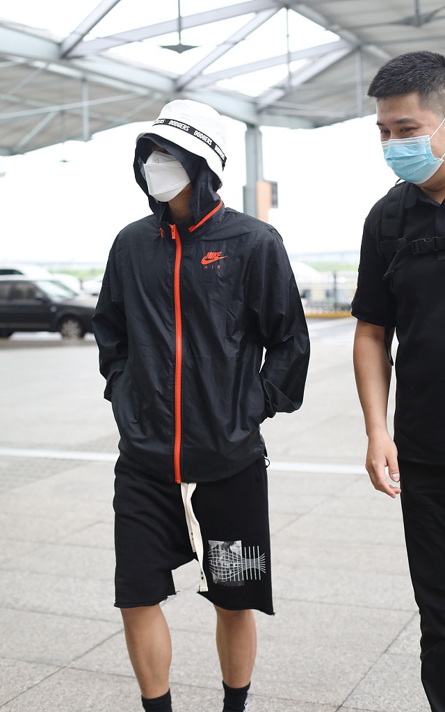 李汶翰戴双层帽子玩另类时尚 装扮休闲插兜走帅气有型