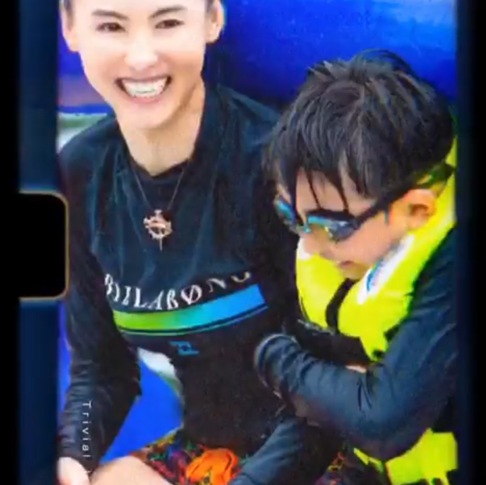 张柏芝带二儿子游泳画面温馨 小Q全副武装露开心笑容
