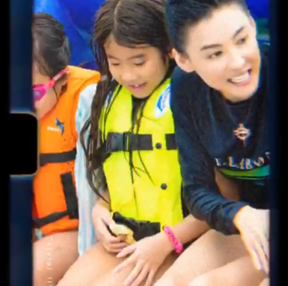 张柏芝带二儿子游泳画面温馨 小Q全副武装露开心笑容