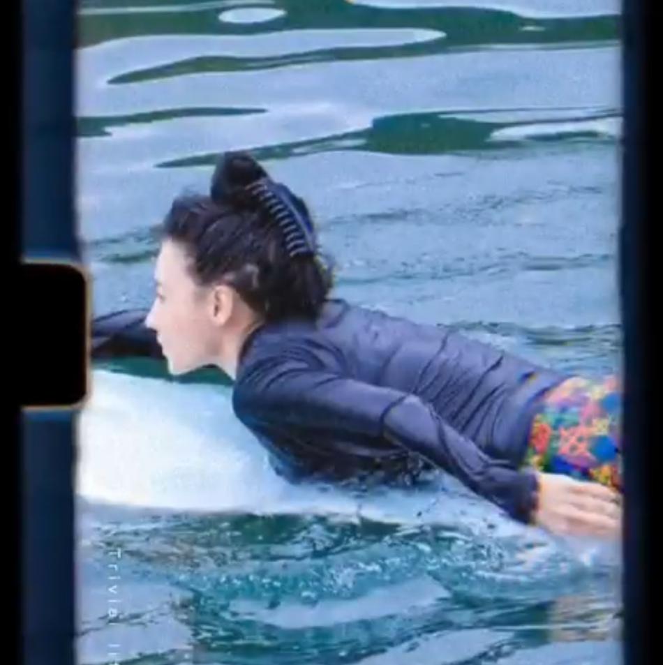 张柏芝带二儿子游泳画面温馨 小Q全副武装露开心笑容