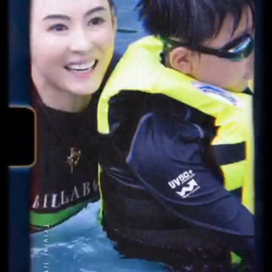 张柏芝带二儿子游泳画面温馨 小Q全副武装露开心笑容