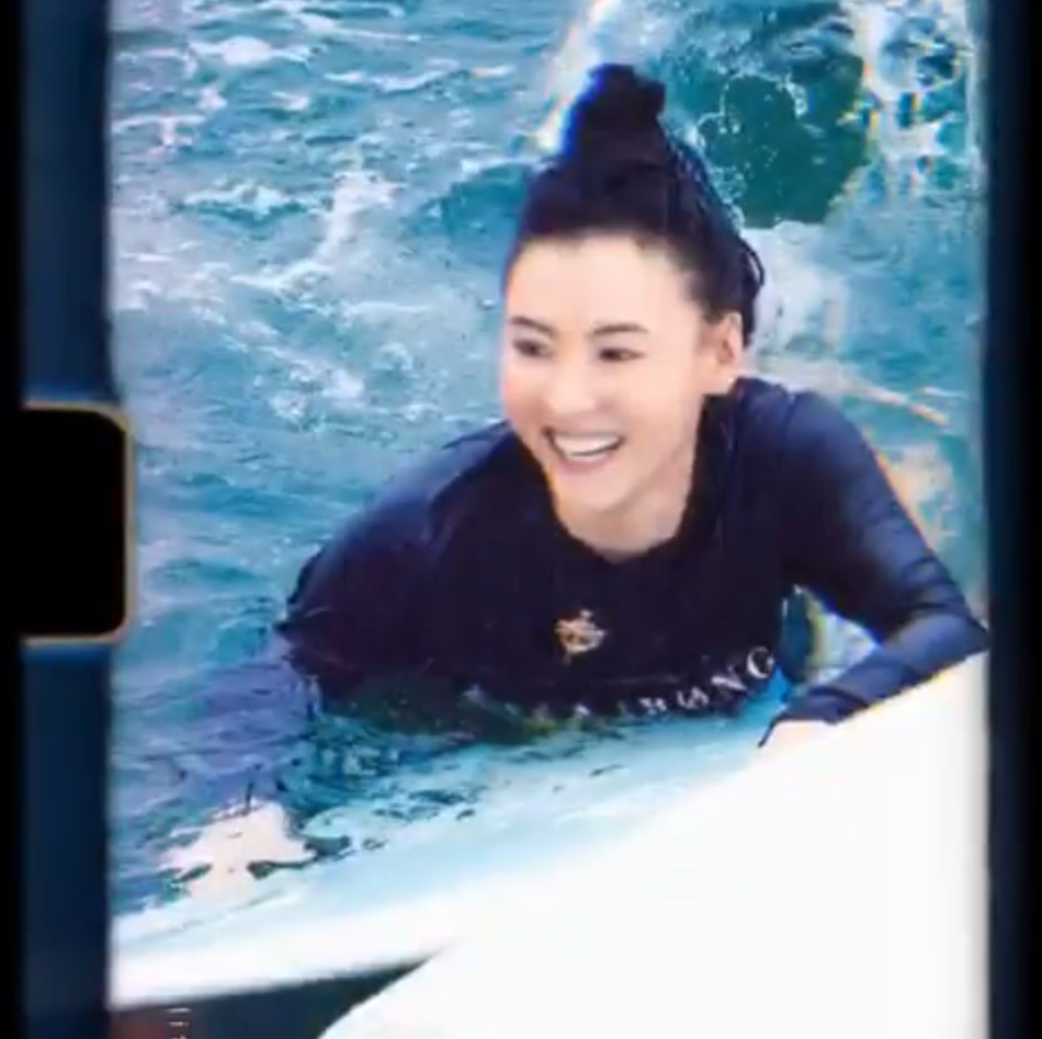 张柏芝带二儿子游泳画面温馨 小Q全副武装露开心笑容