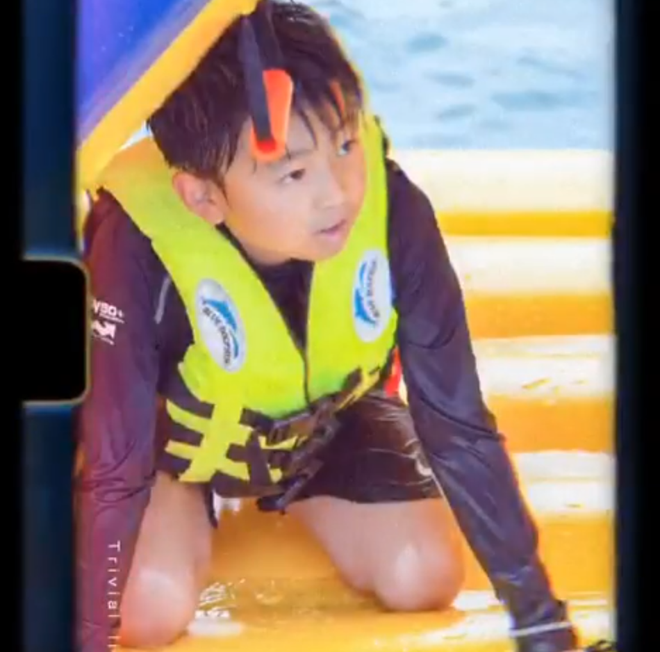 张柏芝带二儿子游泳画面温馨 小Q全副武装露开心笑容