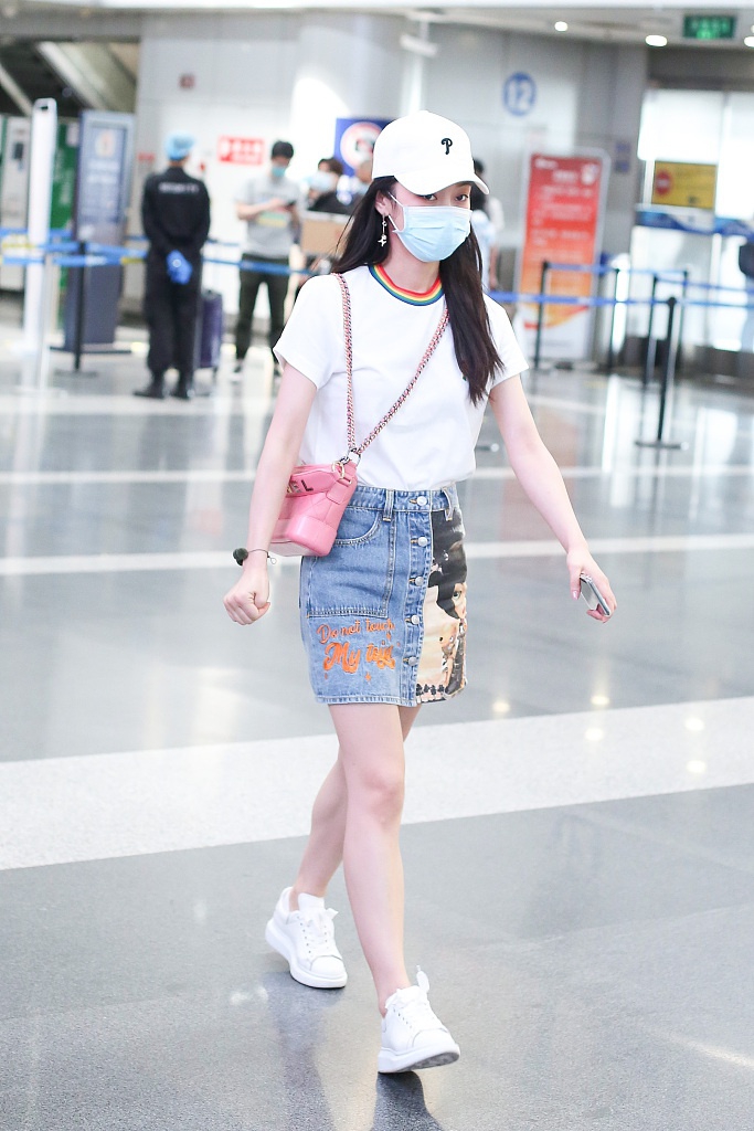 宣璐穿印花牛仔裙青春靓丽 粉色小包少女心满满