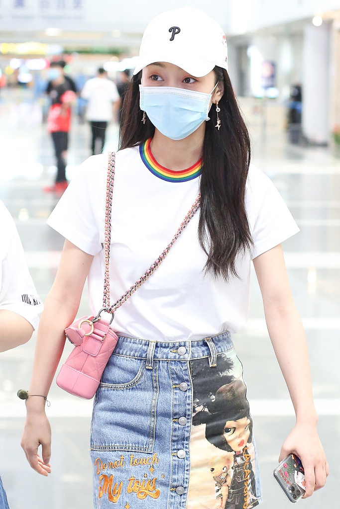 宣璐穿印花牛仔裙青春靓丽 粉色小包少女心满满