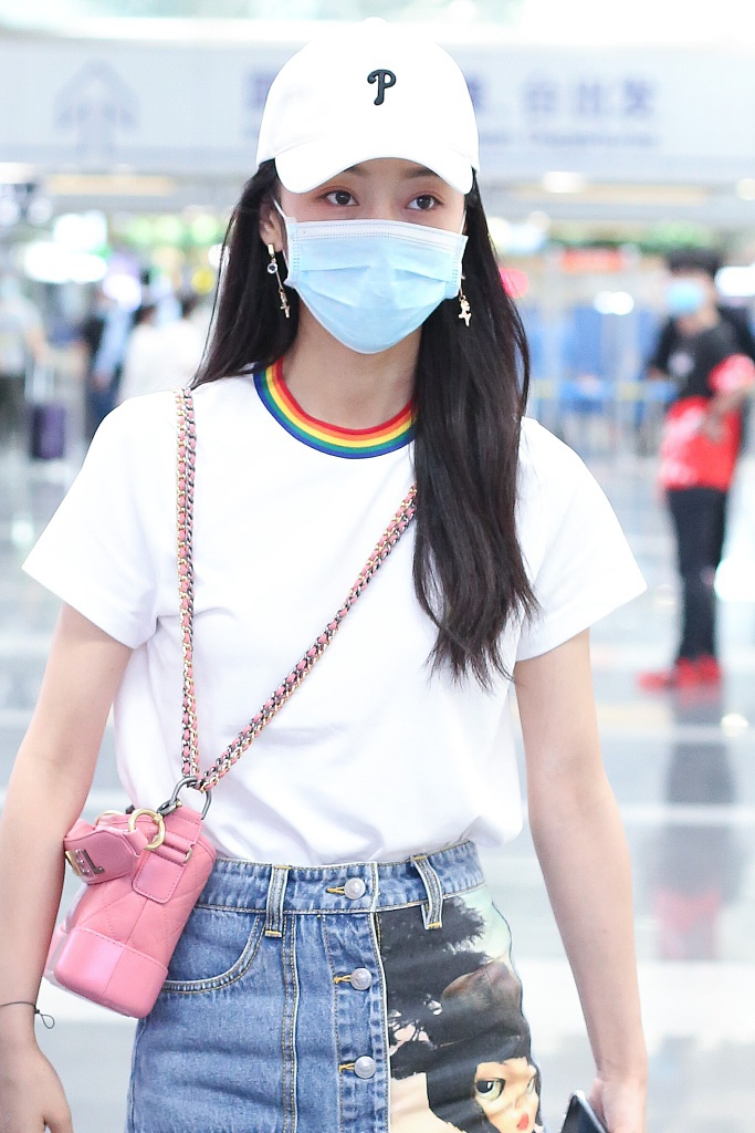 宣璐穿印花牛仔裙青春靓丽 粉色小包少女心满满