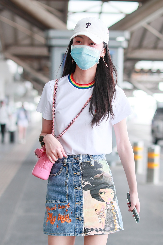 宣璐穿印花牛仔裙青春靓丽 粉色小包少女心满满