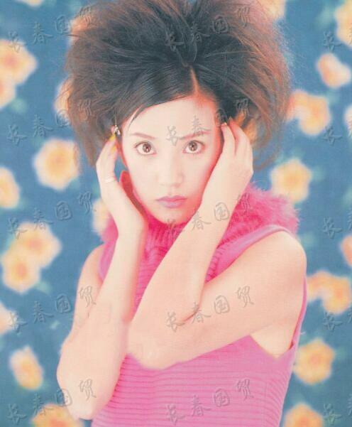 赵薇20年前旧照曝光 面容青涩大眼灵动造型百变