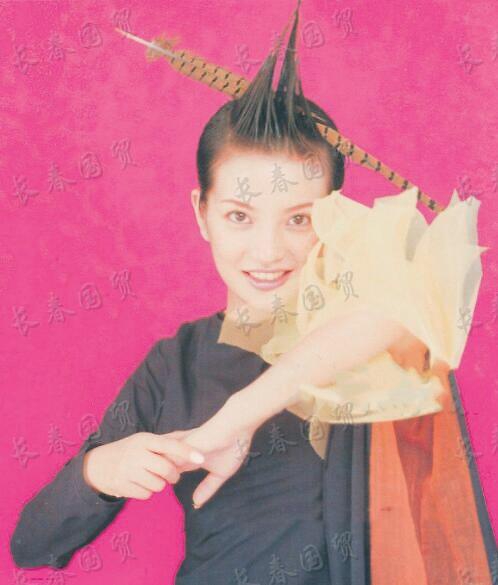 赵薇20年前旧照曝光 面容青涩大眼灵动造型百变