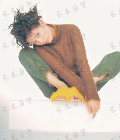 赵薇20年前旧照曝光 面容青涩大眼灵动造型百变