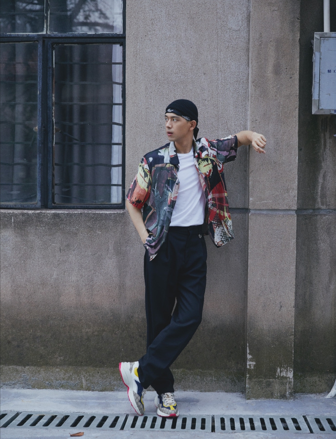 李现毛线帽头巾叠戴造型别致 花衬衫街头风帅气十足