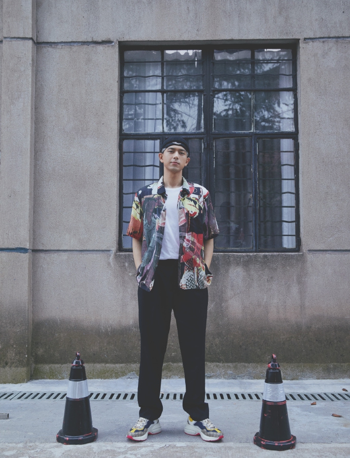 李现毛线帽头巾叠戴造型别致 花衬衫街头风帅气十足