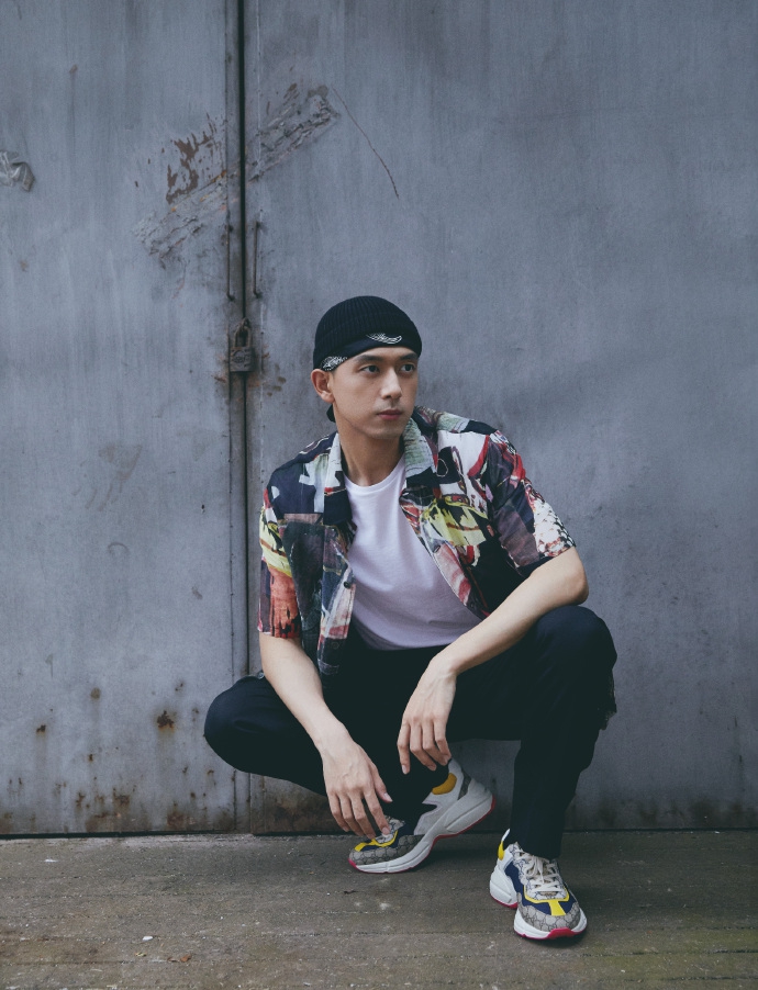 李现毛线帽头巾叠戴造型别致 花衬衫街头风帅气十足