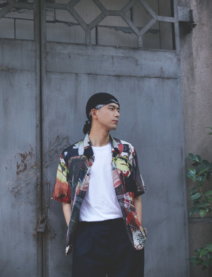 李现毛线帽头巾叠戴造型别致 花衬衫街头风帅气十足