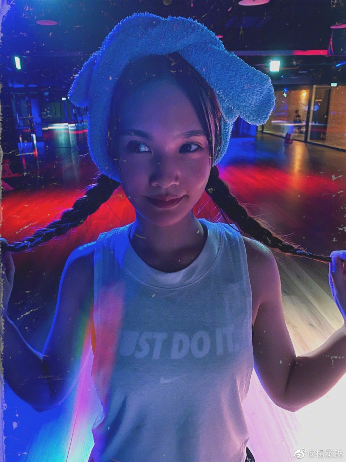 杨丞琳绑麻花辫健身甜美又性感 浴巾裹头凹造型超少女