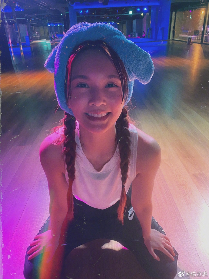 杨丞琳绑麻花辫健身甜美又性感 浴巾裹头凹造型超少女