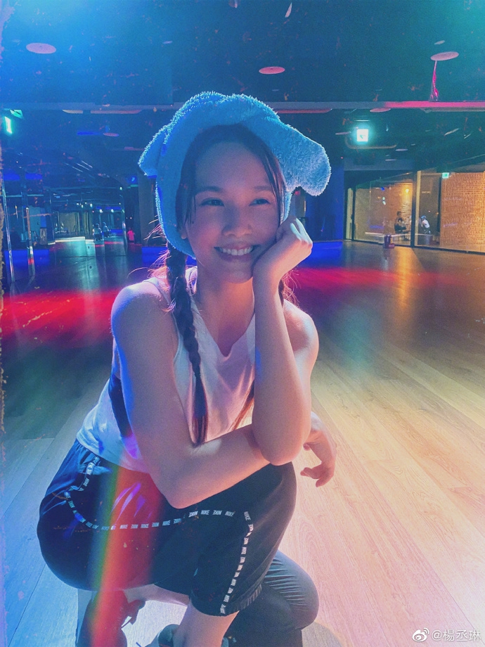 杨丞琳绑麻花辫健身甜美又性感 浴巾裹头凹造型超少女