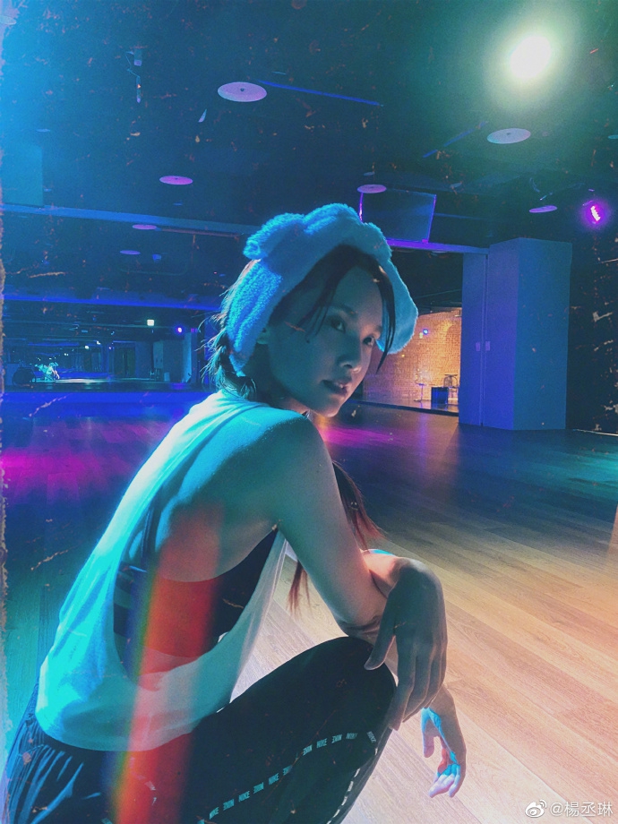 杨丞琳绑麻花辫健身甜美又性感 浴巾裹头凹造型超少女