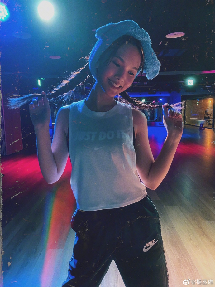 杨丞琳绑麻花辫健身甜美又性感 浴巾裹头凹造型超少女